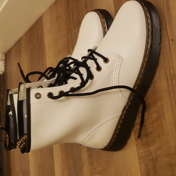 NWOT Doc martens 1460 smooth leather lace up boot - Picture 2 of 6